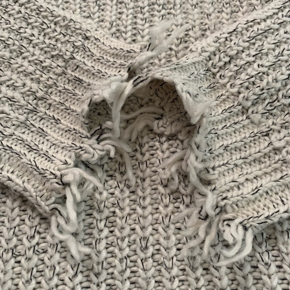 Vistique V-neck Frayed Sweater Size Medium - Picture 15 of 17